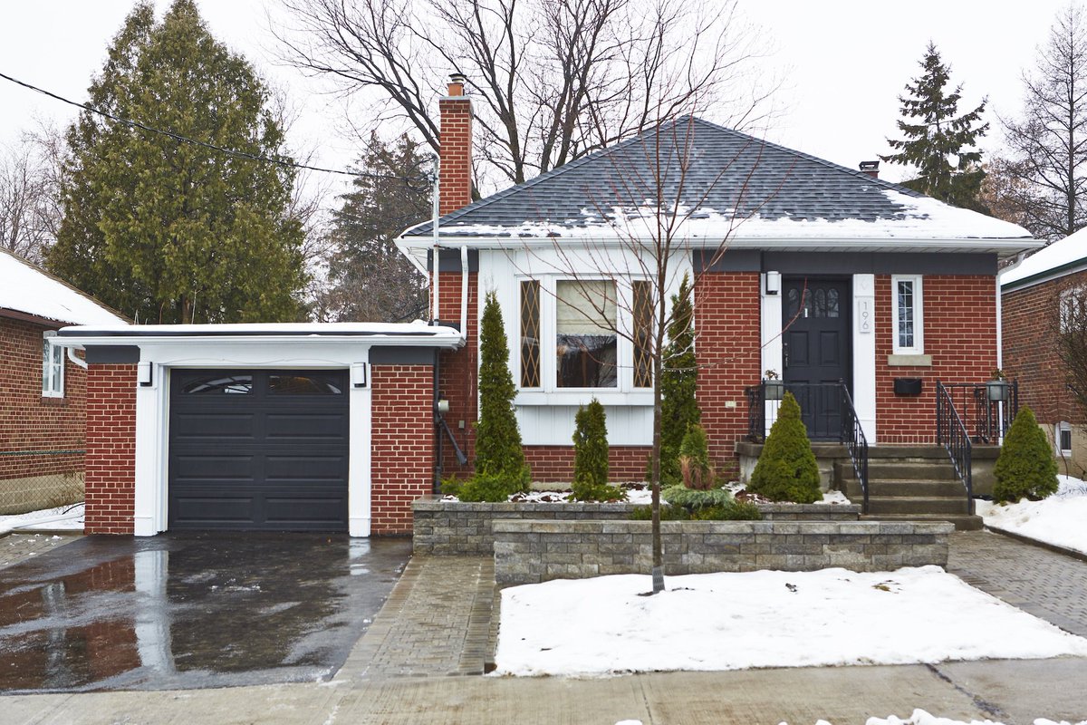 Primevista's tweet photo. #CriticalListing's #CarsonArthur does a number on this modest bungalow's curb appeal!! https://t.co/KhX9D5zBVt