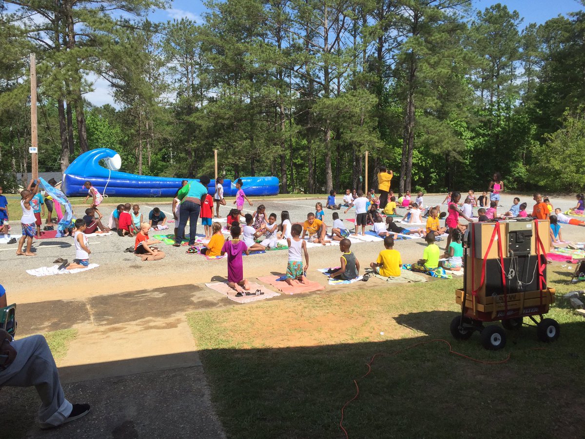 TheRidgecrest's tweet photo. First graders getting ready to enjoy their Water Blast day. https://t.co/vVg9sKpPvX