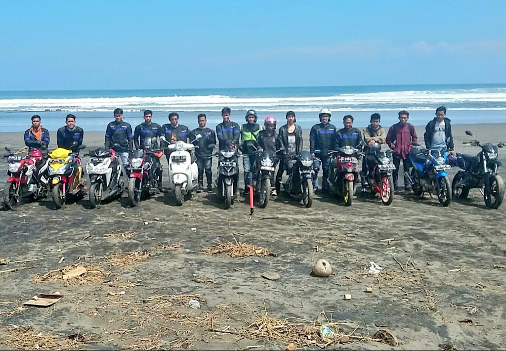 TotohAbdulF's tweet photo. Terus jaga silaturahmi jgn sampai terhenti karena jaman . Cornering is not a crime #KneeDown. https://t.co/dwMHbkpTxu