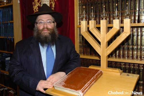 Chabad's tweet photo. Rabbi Moshe Muller, 43, Passes Away Suddenly in England
https://t.co/J3ATN0LyEn https://t.co/PCtCw9ggsD
