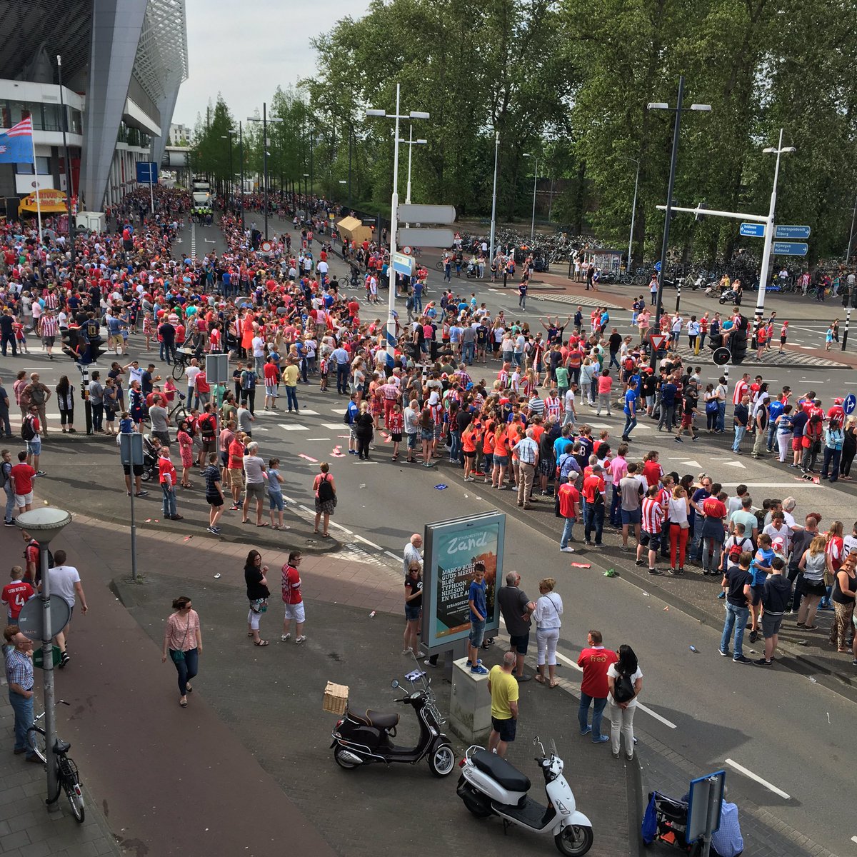 Nog drukkkerrrrr.... Gezellige sfeer met Guus uit de boxen