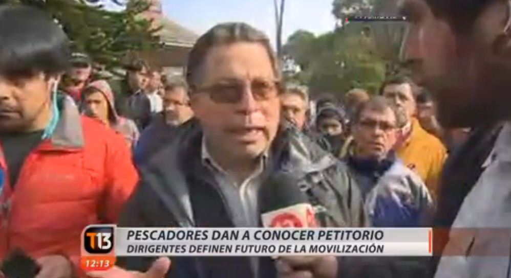 T13's tweet image. 📱 #T13Móvil | Juan Carlos Araya habla con los pescadores acerca de propuesta al Gobierno bit.ly/1WkEepS