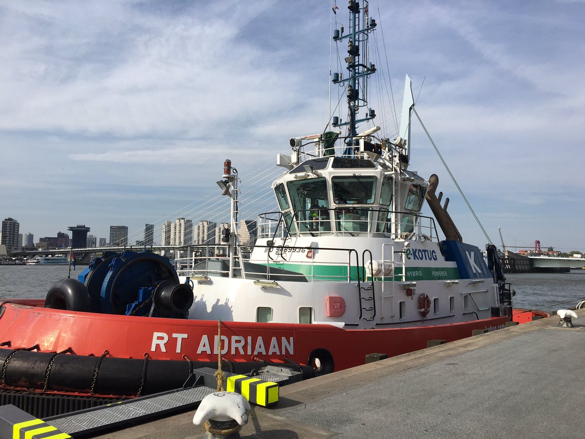 Tijdens werkbezoek bij <a href="/kotug_towage/">KOTUG International</a> in de simulator en even écht varen met de Adriaan. Echt werken is het niet..