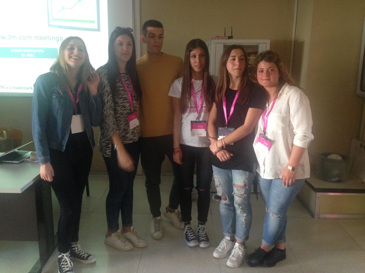 Ana_fmd's tweet photo. Il momento dei pitch! #pinkhackathon #nuvolarosa @microsoftitalia @fmdigitale @francesca_fmd @MirtaMichilli https://t.co/D0OTlIe8EB