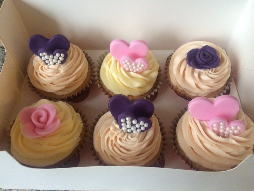 poppyscupcakes's tweet photo. A showcase of some of our delicious organic cupcakes Tel:07824 705364 💕 https://t.co/U3M5ahqgii