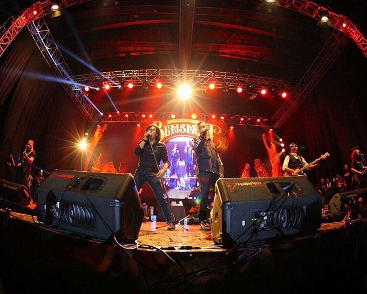 bemsmart15's tweet photo. Dewa 19 ft Ari Lasso mengobati rasa Kangen Baladewa semalam! See u next event guys! https://t.co/yTWTPBYjpp