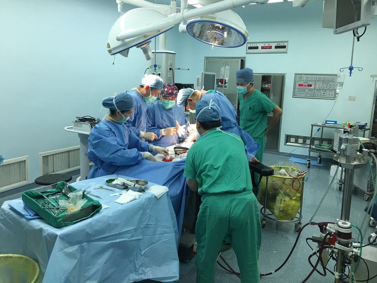 CGTNOfficial's tweet photo. Single right lung successfully transplanted at Wuxi's hospital #LifevsTime https://t.co/wTFad68snL