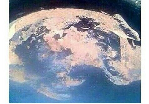 هذه ليست صورة لكوكب الارض وليست لخريطة العالم .. هذي صورة لوحدة توها متعلمة القرصان ولصق عليها القرص في الصاج 😂😂😂