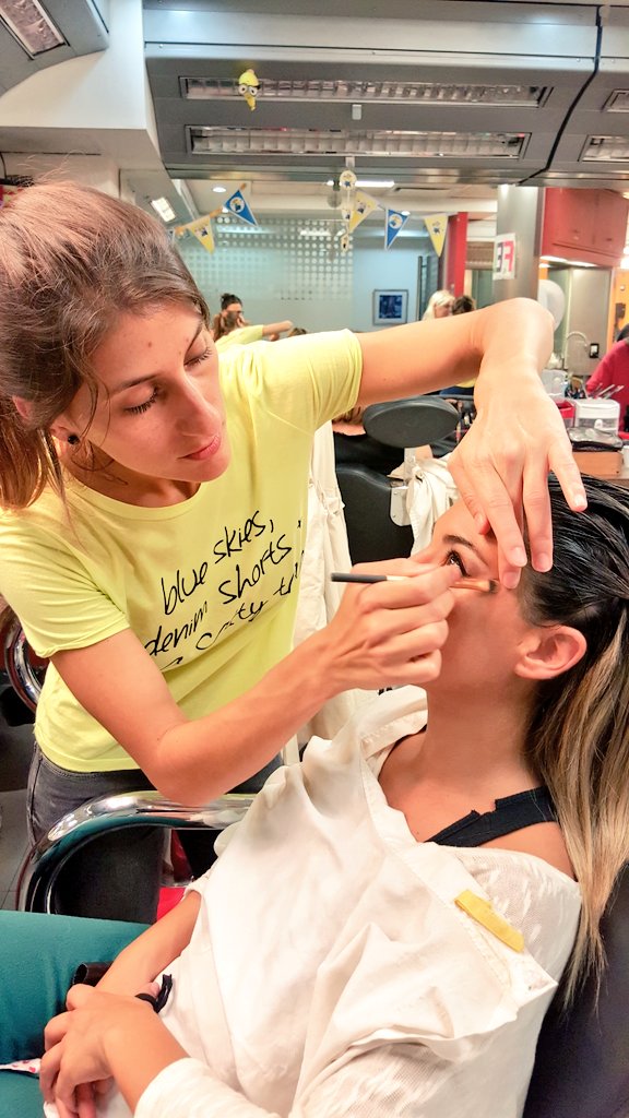 flaviapereda's tweet photo. En pleno maquillaje  antes de salir en @esteeselshowok @eltreceoficial !!!! Por la genia de @ClaraFasulo Gracias! 💄 https://t.co/8lLghHuUWF