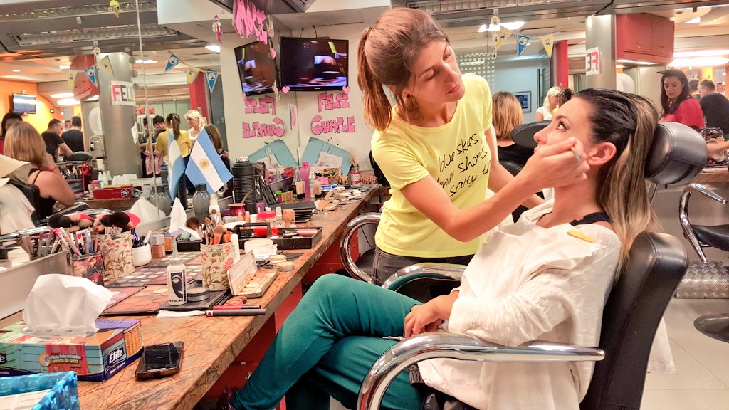 flaviapereda's tweet photo. En pleno maquillaje  antes de salir en @esteeselshowok @eltreceoficial !!!! Por la genia de @ClaraFasulo Gracias! 💄 https://t.co/8lLghHuUWF