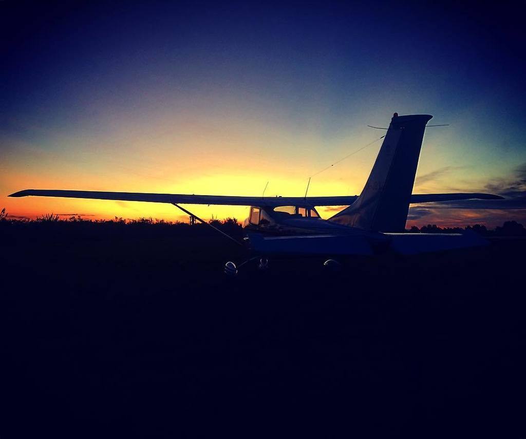 ferchoarriola's tweet photo. Staring at the sunset... #Cessna #C182 #CessnaLovers #LVJBX #CessnaSkylane #AvGeek #PlaneP… https://t.co/1s4jKE8krP https://t.co/MxFDS0XZJT