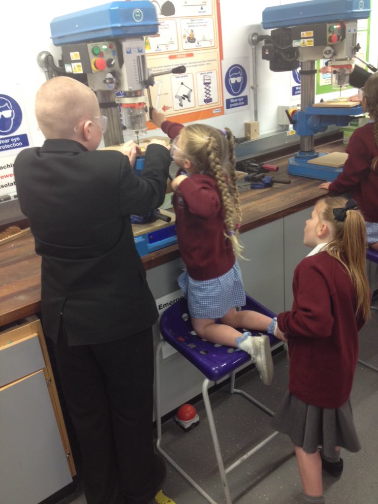 GateacreDT's tweet photo. Jack giving Y1 students a helping hand #collaboration https://t.co/3pFPsLPNgZ