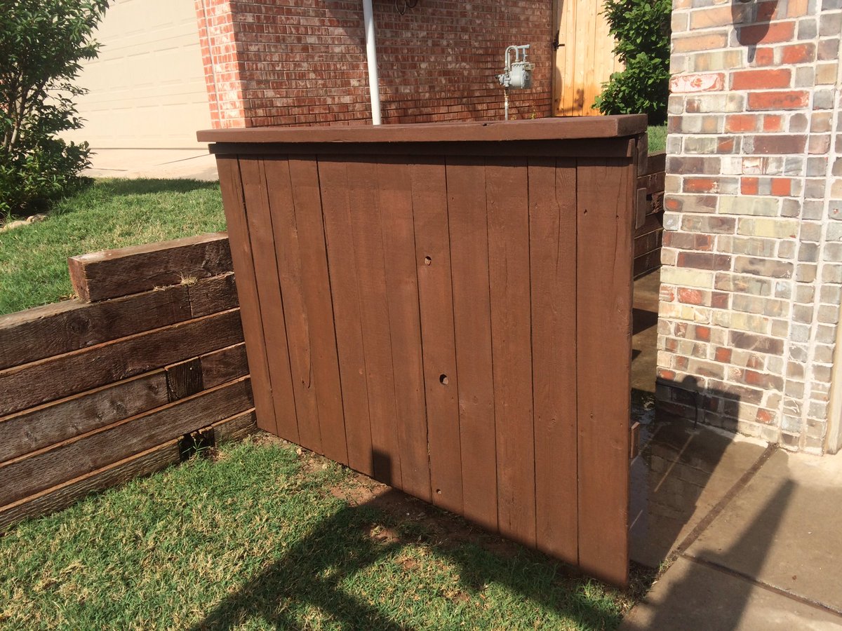 Jeff_Lara's tweet photo. Sorry about that annoying little rainshower we just had in @CityofEdmond I decided to stain the fence! #secondcoat https://t.co/GUVV5RYS9s