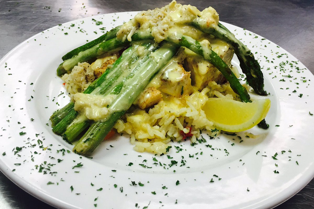 OIFCompany's tweet photo. Creamy crab hollandaise over freshly caught blackened mahi and asparagus. #DinnerSpecials https://t.co/h1HpWRS0Df