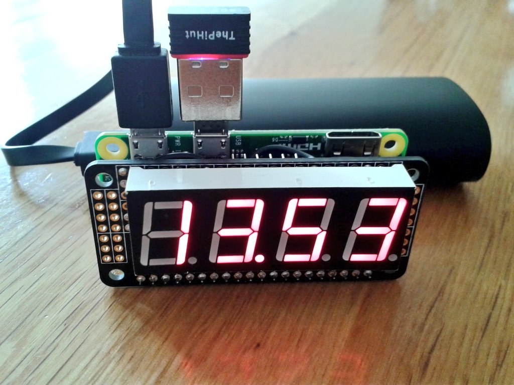 Eyebeear's tweet image. Thanks to @RasPiTV  &amp;amp; @AverageManvsPi, I made a clock! #protozero #pizero