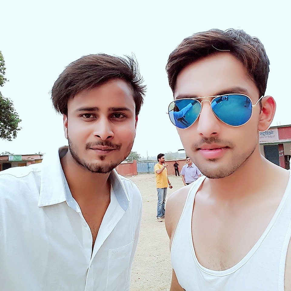 desiboy_jay's tweet photo. On set..Having grt experience working with  @himanshkohli ..Fabulous  actor and very Humble  person. https://t.co/50mIFnjKzG