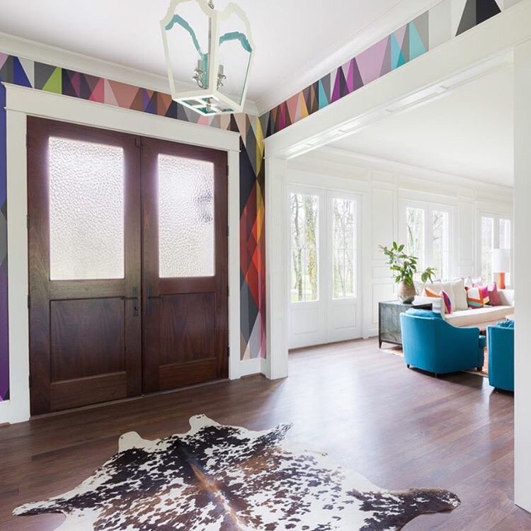 RobertAbbeyInc's tweet photo. Another view of the E.L. Interiors room. Love that wall treatment! @WMBGbrand #lighting photo by @AlyssaRosenheck https://t.co/ylE5El6qB8