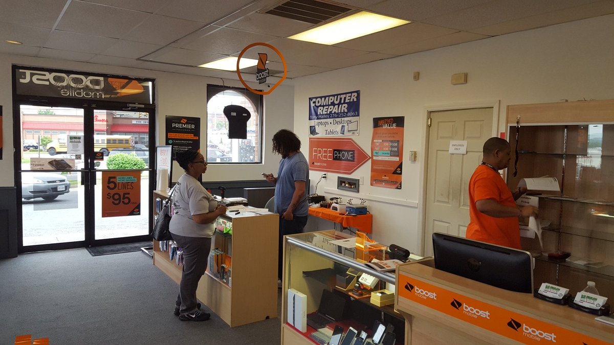 SmartPayThomas's tweet photo. Black and Orange Take Over! Martinsville is about that Boost Life #SoVaNation @F_Bender @shawnatspg https://t.co/CiFn6ooUuU