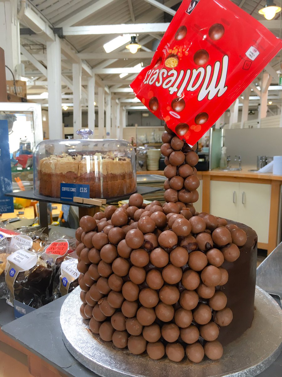 'floating' #maltesers #cake on display <a href="/PHDockyard/">Portsmouth Historic Dockyard</a> today! <a href="/AmpersandCaters/">Ampersand Catering</a> #portsmouth