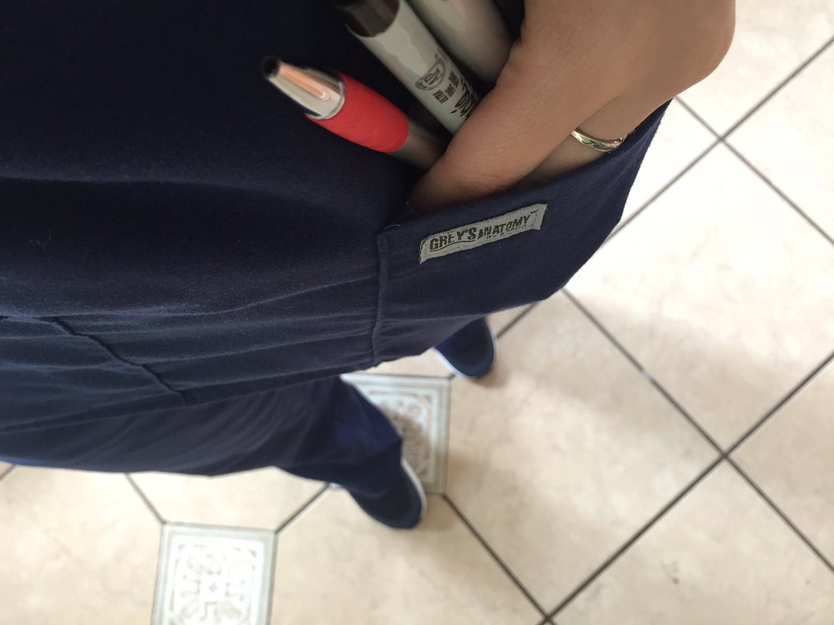 jessseenia's tweet photo. Scrubs are cute until you have to wear them everyday lol 💉💊 #GreysAnatomy #srcubs https://t.co/LPbfvhfrFu