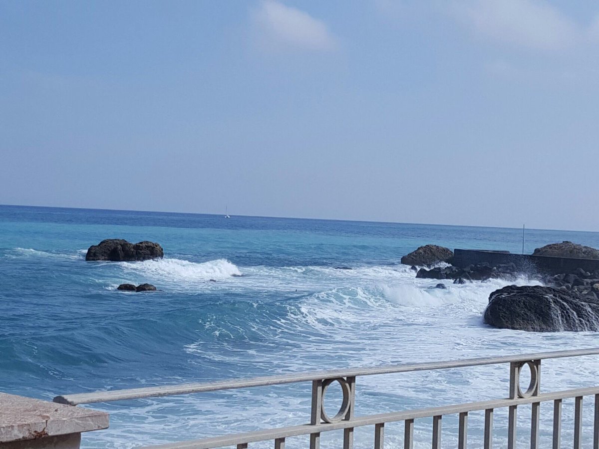 taorminaislife's tweet photo. Il mare impetuoso rende il paesaggio ancora più bello #Taormina #siciliabedda #Taorminaislife https://t.co/wPFsu4IE7T