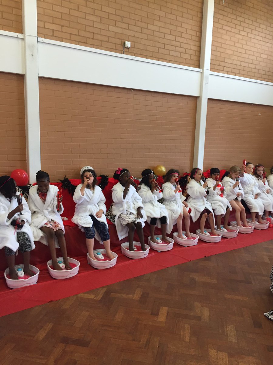 DollyParties's tweet image. Hollywood theme pamper party 🎬