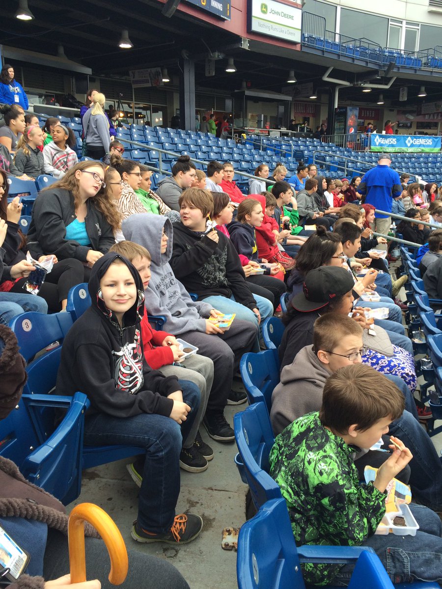 Jfall1982's tweet image. Smart students at the River Bandits game! #flspride #sws #fieldtrip #bookbuddies @smart_eagles