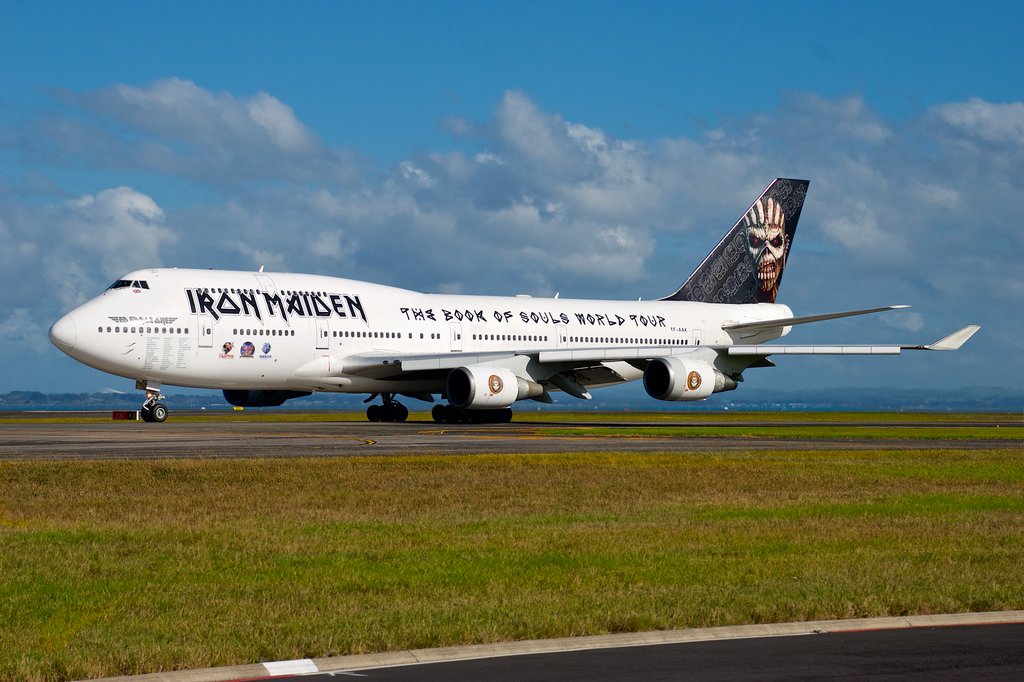 Sneaking in an hour early threw the Auckland  spotters off. Not many pictures of #EdForceOne  edforce.one/2016/04/ed-for…