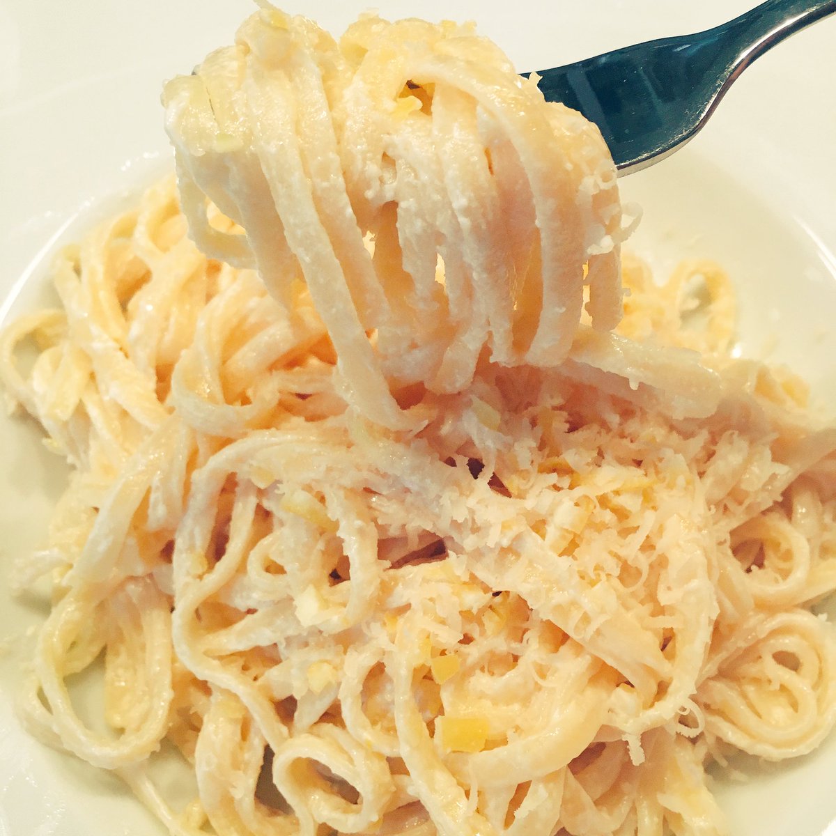 anegend's tweet image. Sieht nicht ganz so elegant aus wie bei der @nytimes, schmeckt aber. 🍋 #lemonpasta #lasttweet