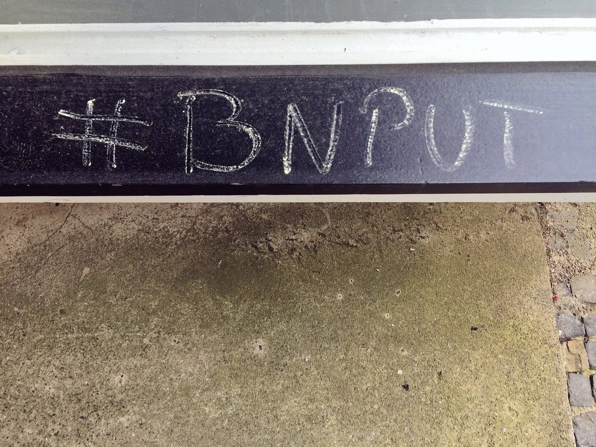 BonnLAB's tweet photo. Von @bonnections: Kreide+Boden = #analogtweet à la @Bonndigital #twitterwall für mehr analogen #BNput &#LABer-Tipps https://t.co/BIGyJev1n0