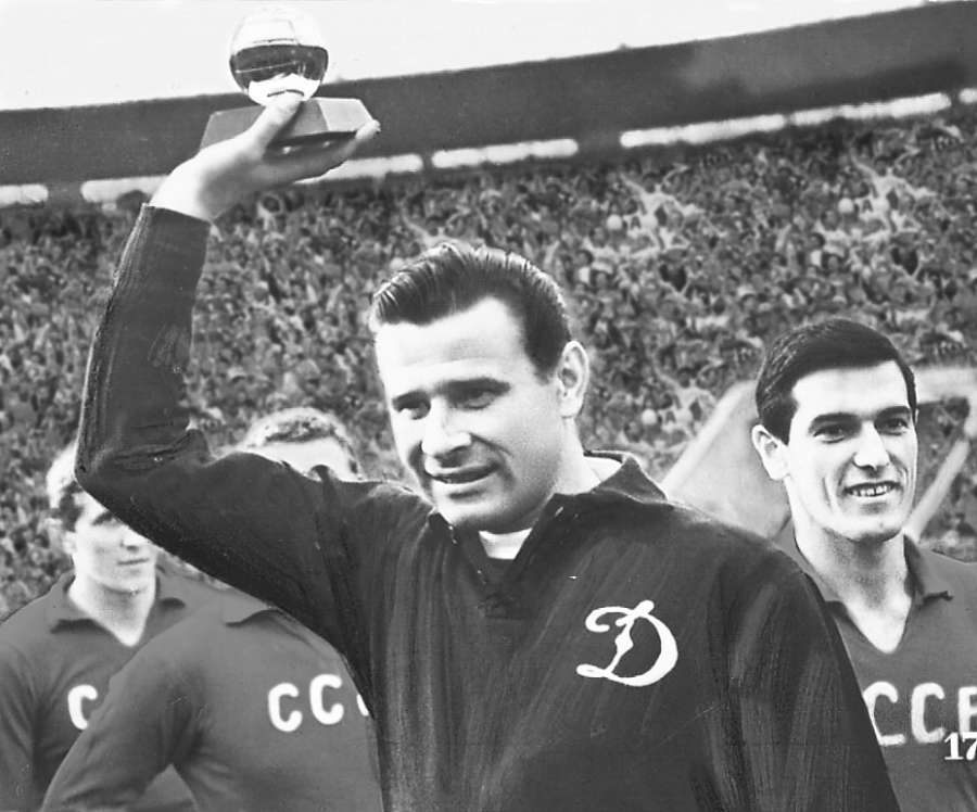 AS Historia on Twitter: "Lev Yashin, "La Araña Negra", es el único portero  agraciado con el Balón de Oro, fue en 1963. #FotografiAS  https://t.co/eZ9vWr599Z" / Twitter