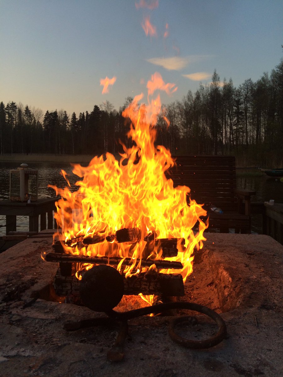 SoileLehti's tweet photo. Iltanuotiolla #makkaranpaistohommia #ystävyydenmajatalo https://t.co/KKptSYlqtF