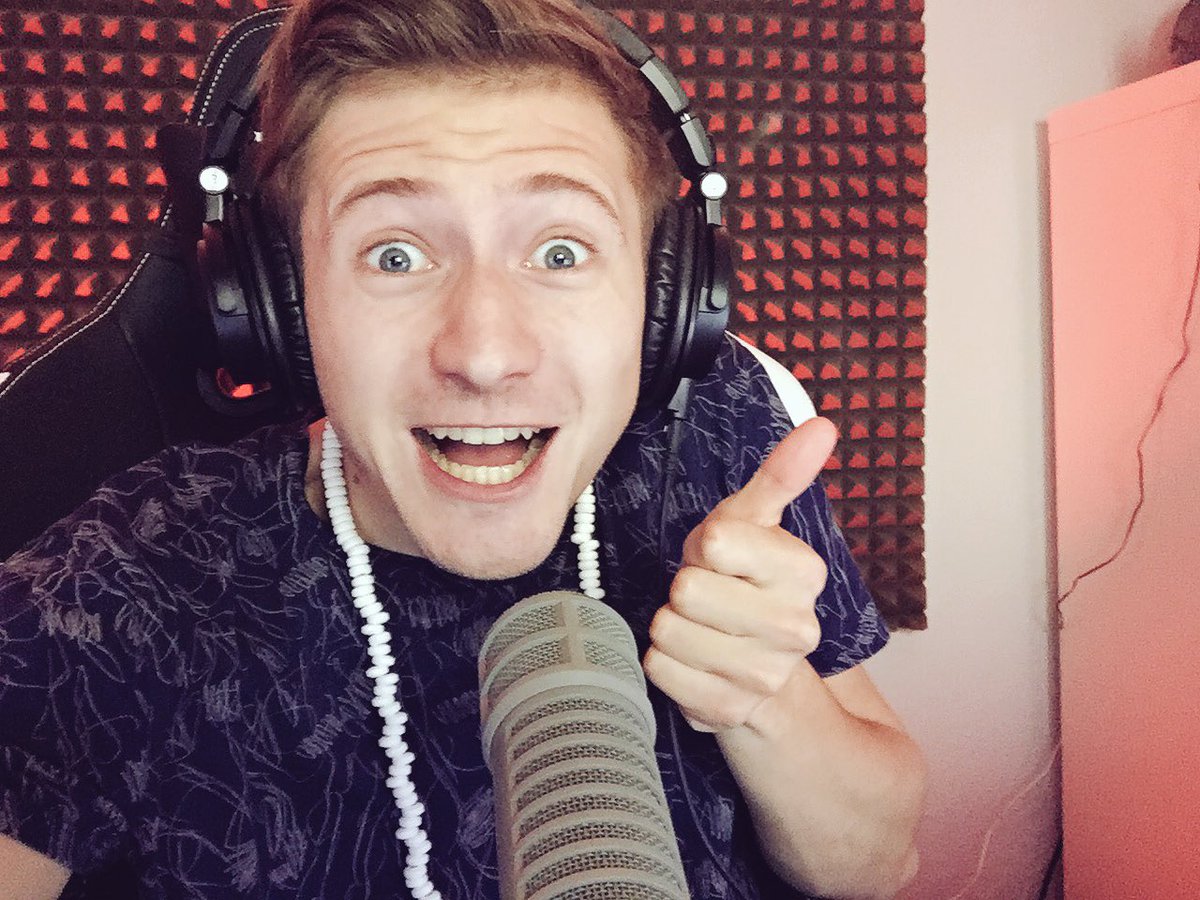 izziofficial's tweet image. Wir haben eben im Stream gemeinsam die 800k YouTube Abonnenten geknackt! Feier' ich! 🎉 #takeitizzi