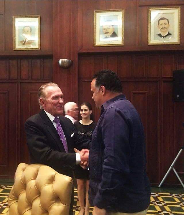 armandocalisps's tweet photo. Agradezco al sr. William Farley su participación en Tendencias del Nuevo Siglo y donación a Teléfono de la Esperanza https://t.co/I8rtv5Ds4E