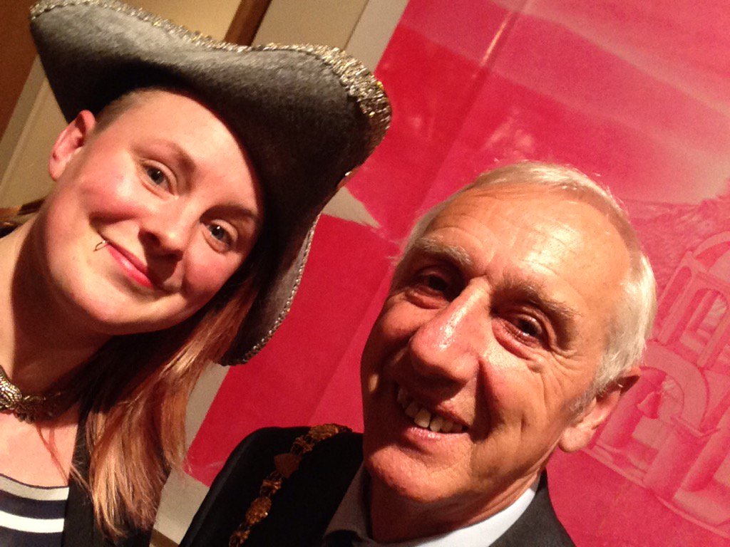 alleyes_thisway's tweet photo. Schmoozing with the new Mayor and Deputy Mayor #OyezOyez #loveFalmouth #greatandthegood #Falmouth #contemporarycrier https://t.co/VajvbQvDOI