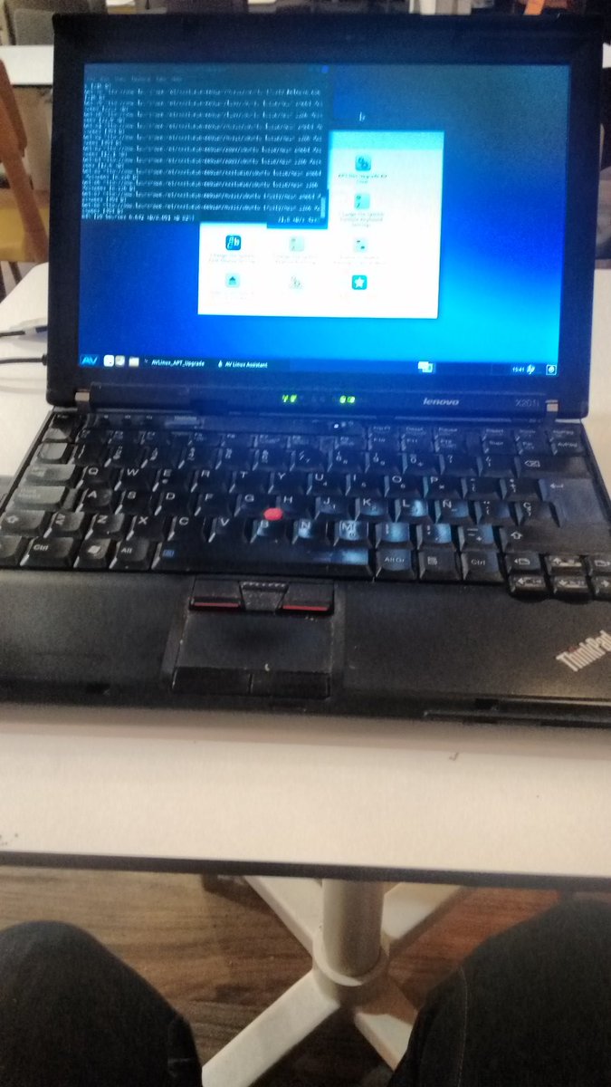 BaltarOverride's tweet image. Lumeeeee #avlinux2016 #debiantesting