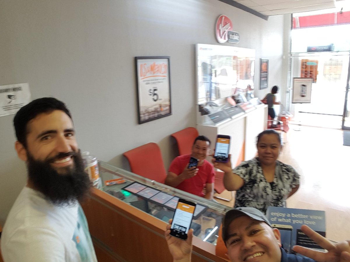 Aaron_SPG's tweet photo. All day every day! #Boostdealz 3 line family plan ready to roll! @SprintCentralTX #Sprint4Houston https://t.co/9f8gYs3w6i