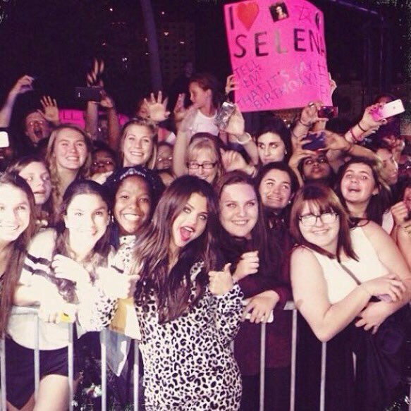 bieberfIatlines's tweet photo. some things never change even with 3 years difference https://t.co/8m8dYgn6xJ
