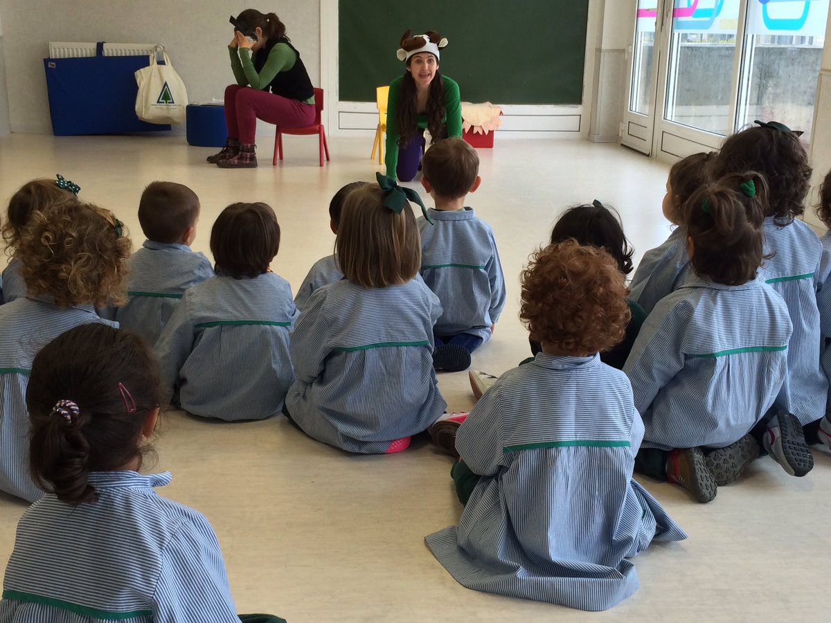 Hoy hemos visto una obra de teatro en el cole: the three little pigs #nursery #teatroñu <a href="/HBSTORREJON/">Humanitas Torrejón</a>