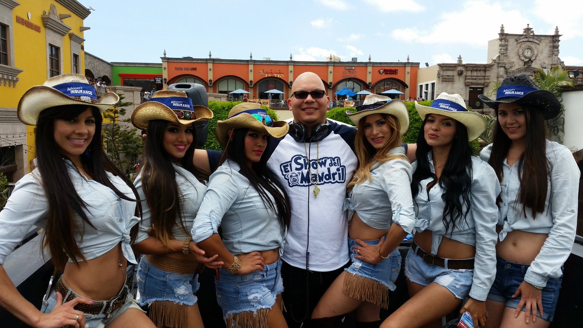 djthrive's tweet photo. #AdrianasInsurance Models & yours truly!! #DJThrive #ThriveTime #CincoDeMayo #PlazaMexico #Modelas #Models https://t.co/Iv6qN02SCP