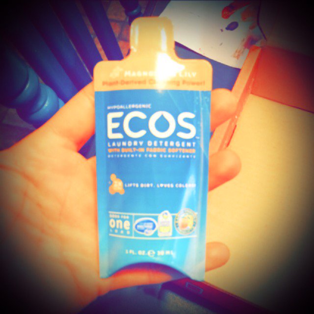 ValerieAnn_4's tweet photo. I love this environmentally safe detergent the scent is really 👍🏻@efpclean @influenster #efpclean #discoverECOS https://t.co/PAl0hcl5le