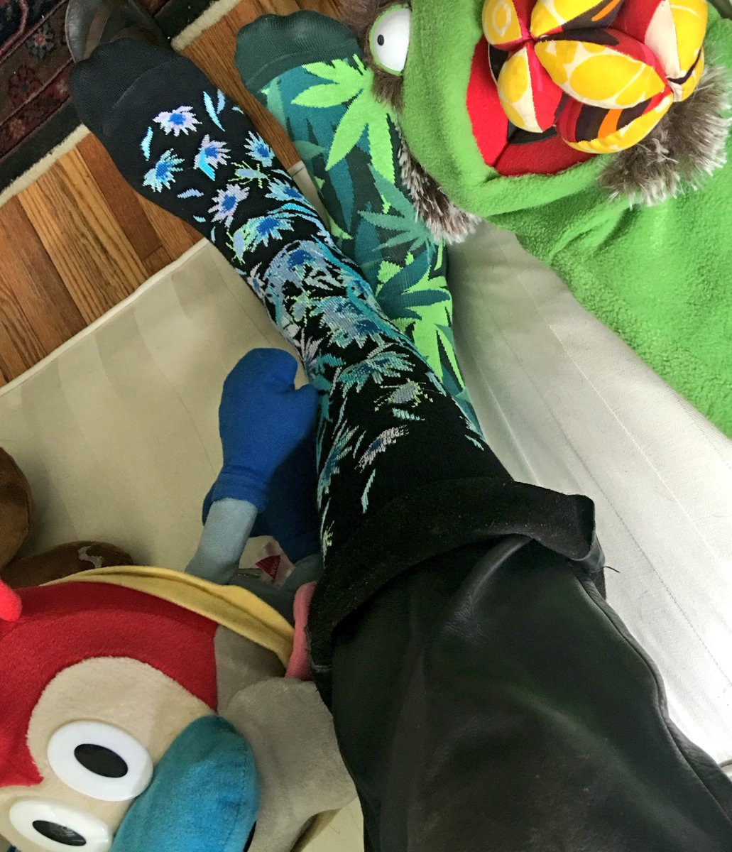 Alex_Polinsky's tweet photo. Lunch meeting with dad socks. #DandyPunk #WhimsyShaman #MisMatched @Ozonesocks https://t.co/9IjAciQ7Rx