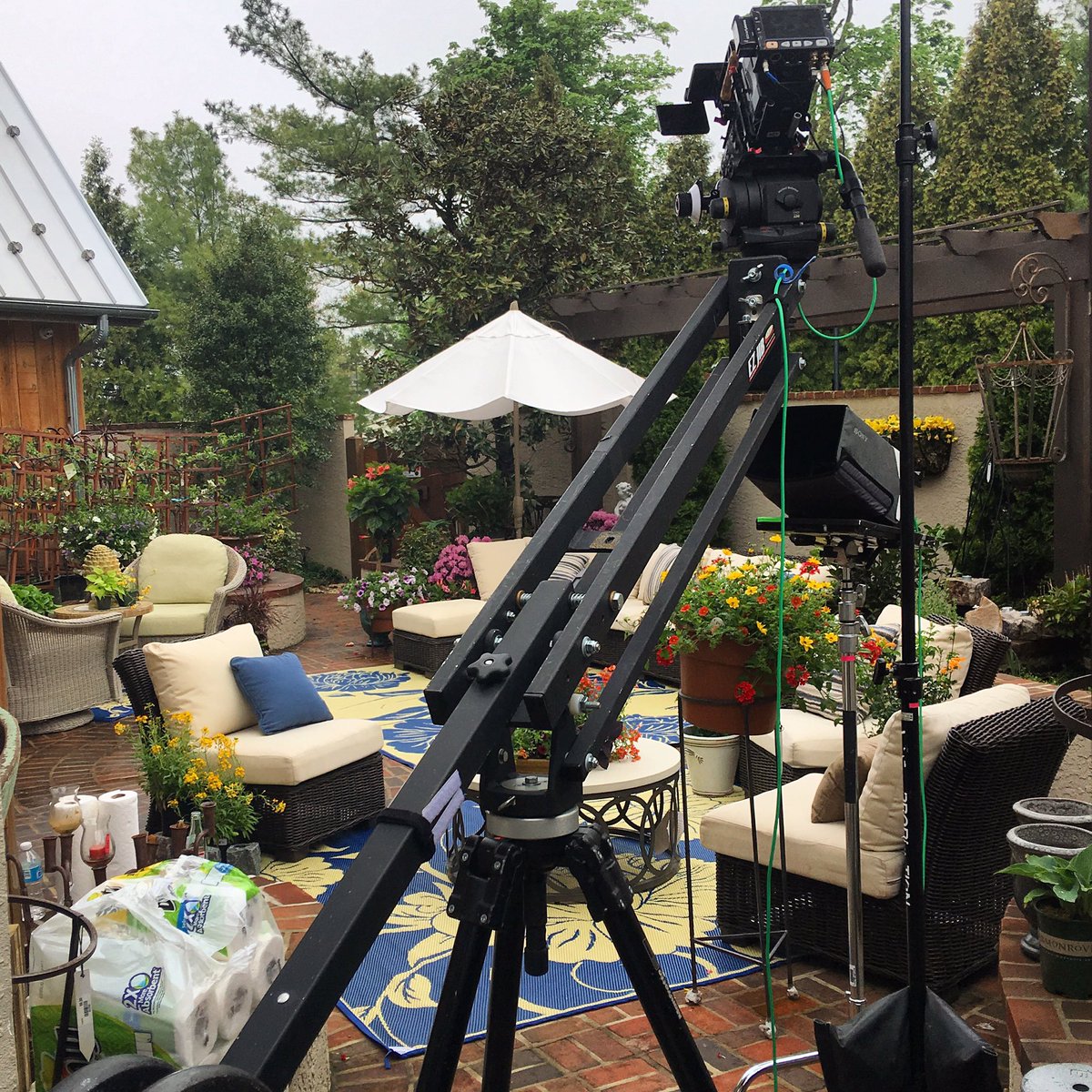 BarbaraKingHome's tweet photo. Admiring this patio setting from behind the camera. 🎥🌼 #patiomat #barbarakinghome #patiofurniture https://t.co/JSIkEqYAUM