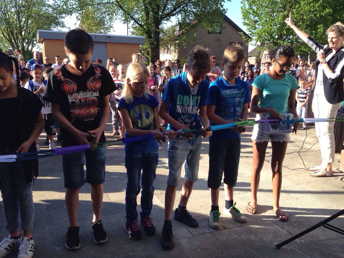 De leerlingenraad opent het nieuwe gebouw van de Emmaschool. #welkomiedereen