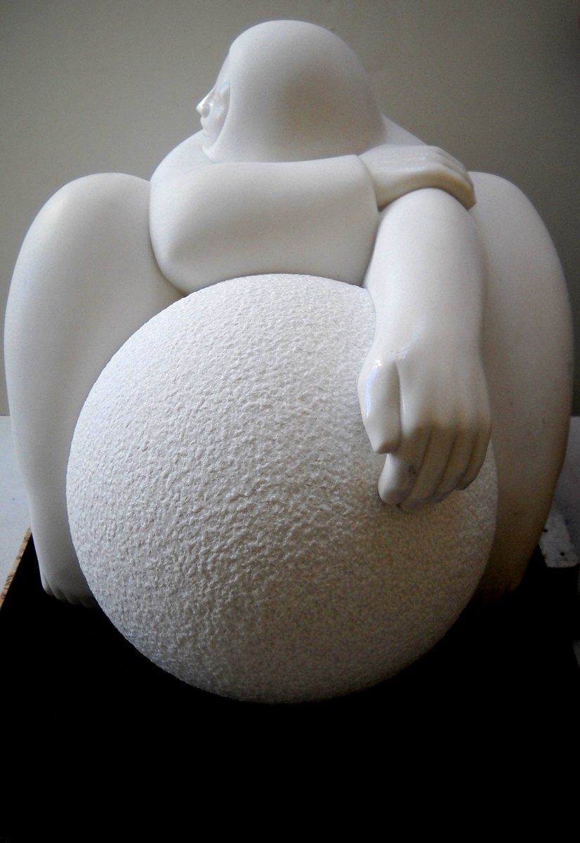 Aparentemente la esfera es un simple objeto, sintetiza toda una visión del mundo y toda una comprensión de la vida