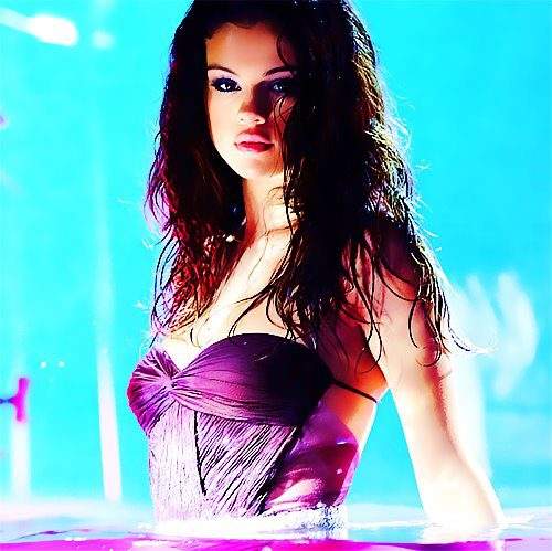 IsisFive's tweet image. Y quería un vestido igual... #ExaMePoneConSelena