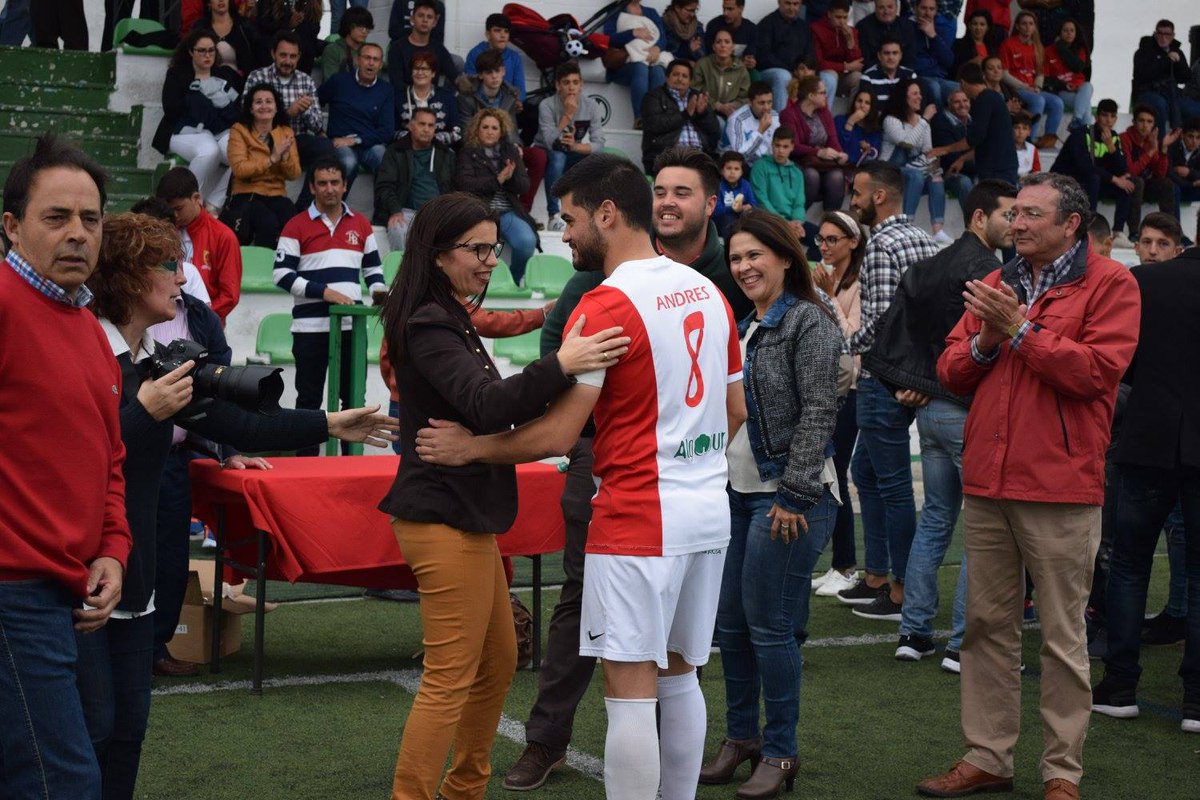DiegoMB1989's tweet photo. Nuestra presidenta le hizo entrega de una placa conmemorativa por su ascenso al capitán del @CAAntoniano . https://t.co/zNKE6UAGR3