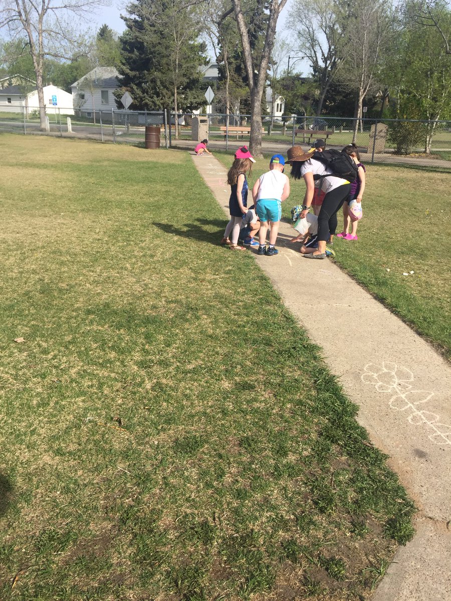 TennerAshley's tweet photo. @ChildCareYMCA  #funoutdoors #chalkfun, decorating for Mother's Day #creatingspringflowers  #kinderfun #loveoutdoors https://t.co/szHyY5c0ZX