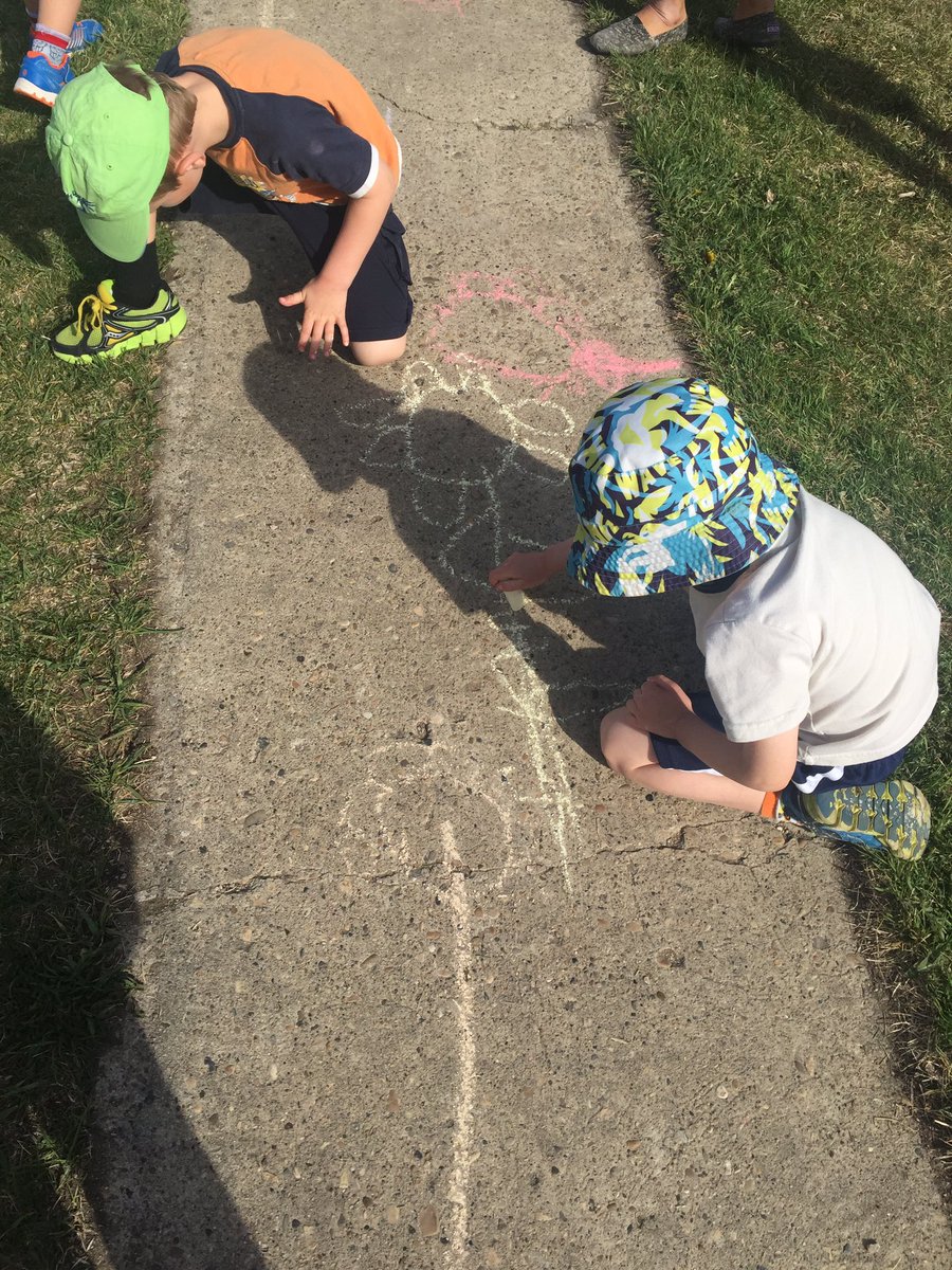 TennerAshley's tweet photo. @ChildCareYMCA  #funoutdoors #chalkfun, decorating for Mother's Day #creatingspringflowers  #kinderfun #loveoutdoors https://t.co/szHyY5c0ZX