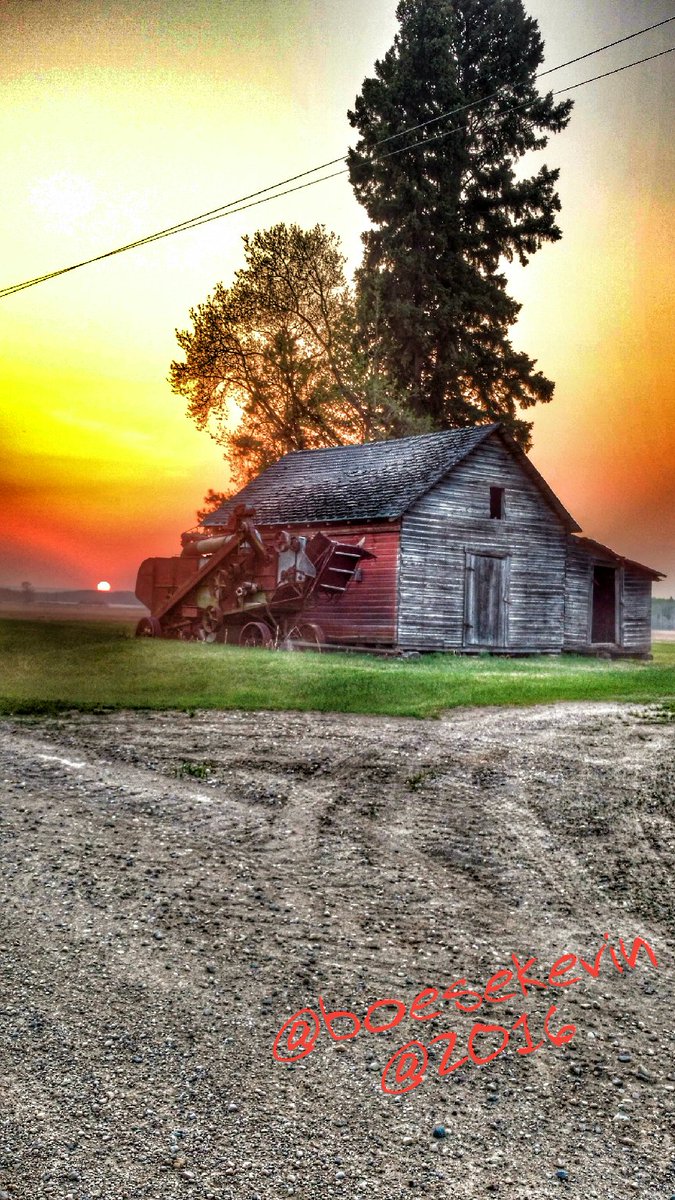 BoeseKevin's tweet photo. #smokeintheair  #oldbuildings #sunset https://t.co/7nEebzt47J